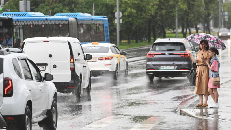 В Москве из-за ливня перекрыли движение на улице Покрышкина